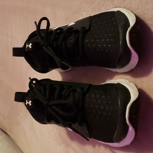 Womens Size 8 Under Armour athletic shoes